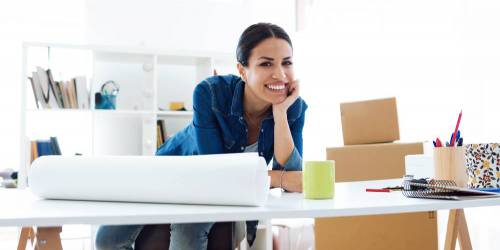 Femme entrepreneure souriante a son bureau