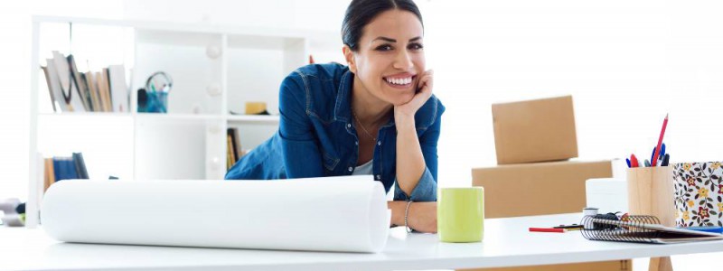 Femme entrepreneure souriante a son bureau