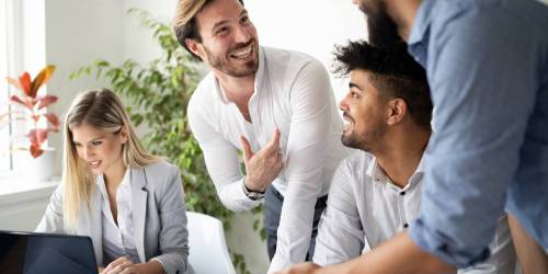 Associés d'une entreprise rédigeant ensemble leur executive summary