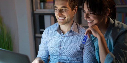 couple réalisant une demande de crédits consommation en ligne