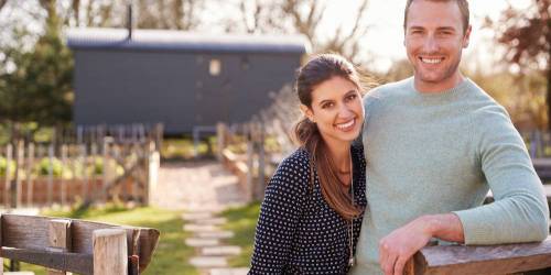couple devant leur gîte