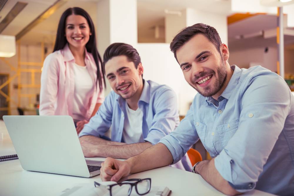 startupers souriants au travail