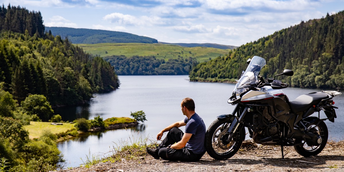 Homme ayant effectué un crédit moto