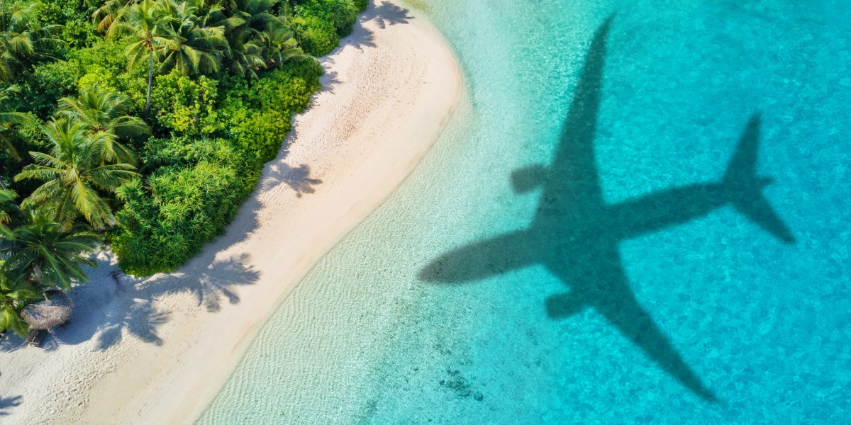 ombre d'avion et plage après avoir fait un crédit voyage