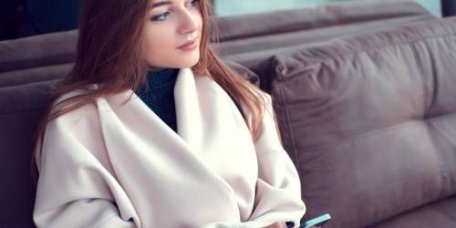 jeune femme patientant sur un canape