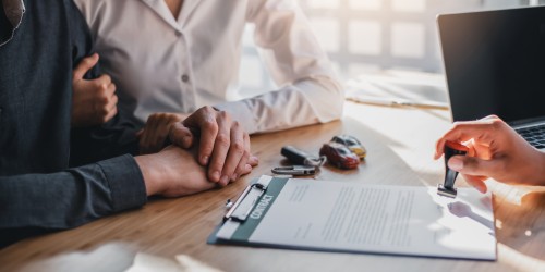 Personnes en train de se renseigner sur le Dispositif Relance logement