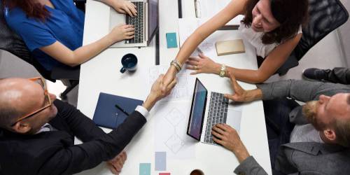 entrepreneurs négociant une levée de fonds