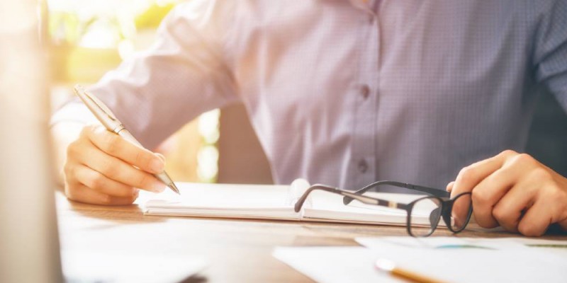 entrepreneur au travail à son bureau
