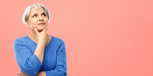 personne interrogative sur un fond coloré