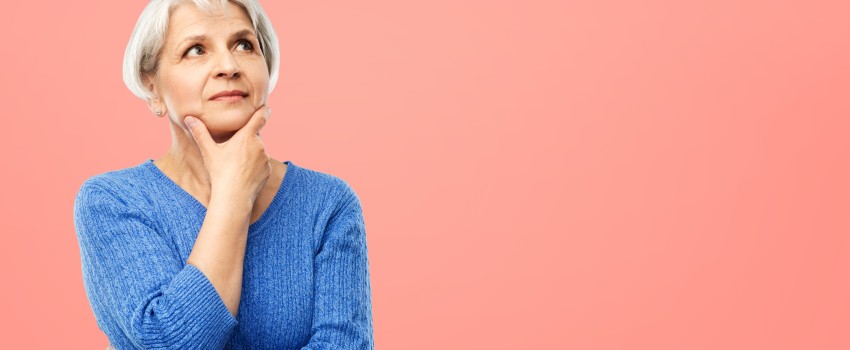 personne interrogative sur un fond coloré