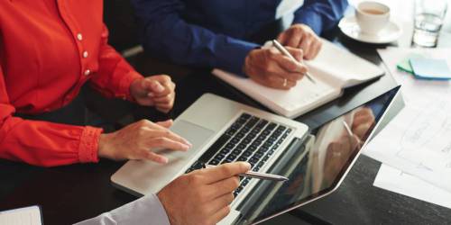 trois entrepreneurs realisant la simulation de pret professionnel etape par etape sur l'ordinateur