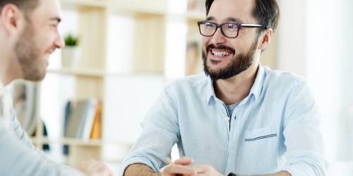 Deux hommes discutant d'un regroupement de crédits