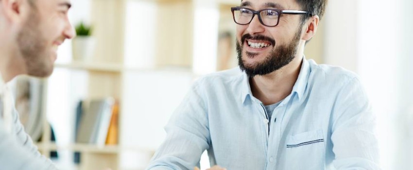 Deux hommes discutant d'un regroupement de crédits