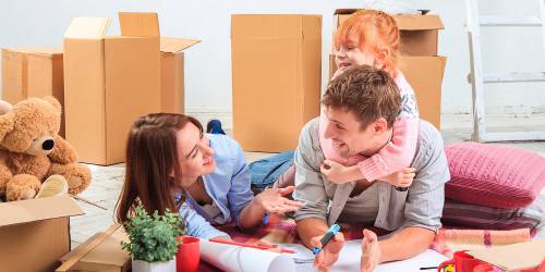 Famille heureuse dans sa nouvelle maison en aménageant la chambre