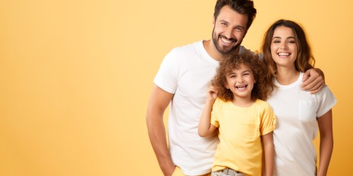Famille heureuse sur fond coloré