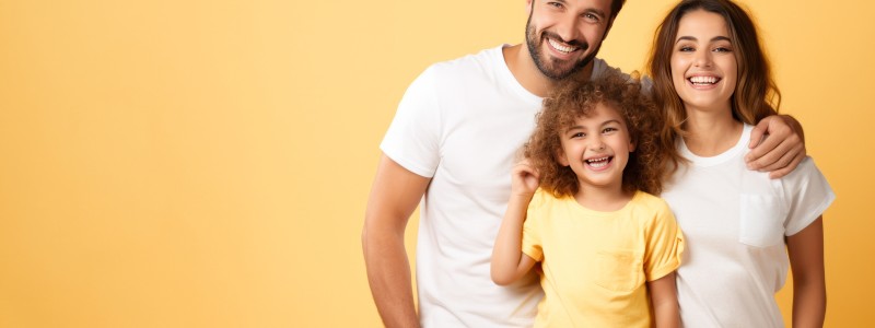 Famille heureuse sur fond coloré