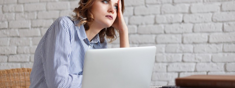 Une femme réfléchis auprès de quelle banque elle doit faire un rachat de crédits ?