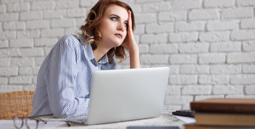 Une femme réfléchis auprès de quelle banque elle doit faire un rachat de crédits ?