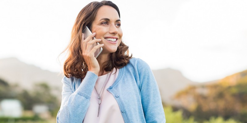 Une dame téléphone pour demander s'il est obligatoire d'avoir une assurance emprunteur dans son rachat de crédits