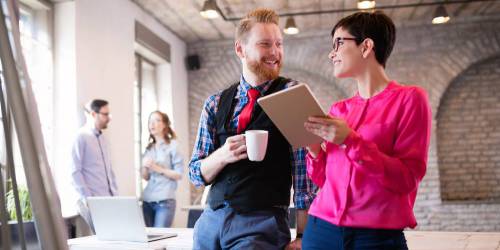 Deux entrepreneurs heureux trouvant des solutions pour financer le développement d eleur activité.