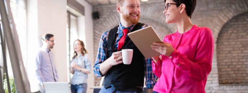 Deux entrepreneurs heureux trouvant des solutions pour financer le développement d eleur activité.