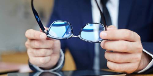 opticien avec une monture en main