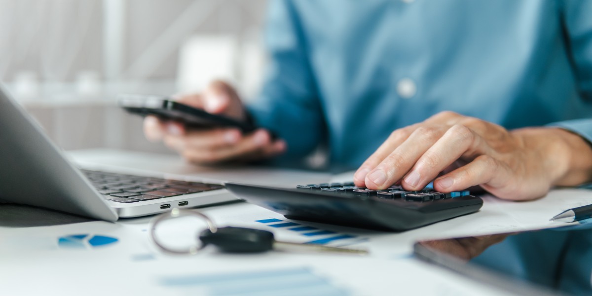 Homme en train de gérer sa fiscalité calculer ses différentes charges