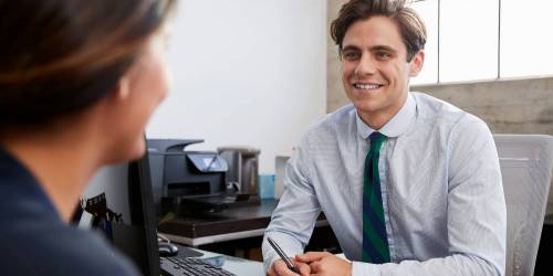 femme entrepreneure discutant avec son courtier en prêt professionnel