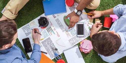 groupe de personnes preparant leur projet d'entreprise