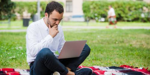 Un homme réfléchit et doit choisir entre renégocier ou faire racheter son crédit immobilier