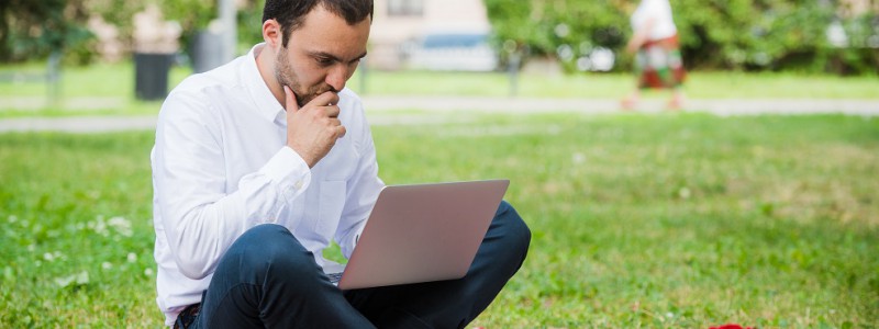 Un homme réfléchit et doit choisir entre renégocier ou faire racheter son crédit immobilier