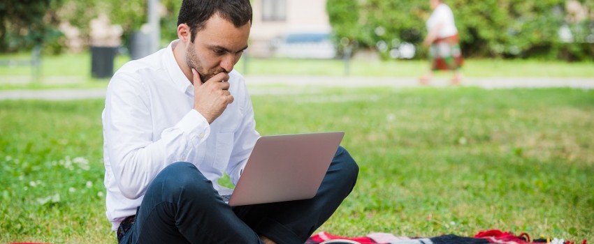 Un homme réfléchit et doit choisir entre renégocier ou faire racheter son crédit immobilier