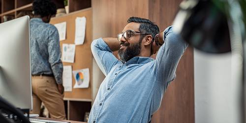 Un homme assis devant son ordinateur demande un rachat de crédits sur 35 ans