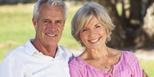 couple d'âge mûr serein après un regroupement de crédits