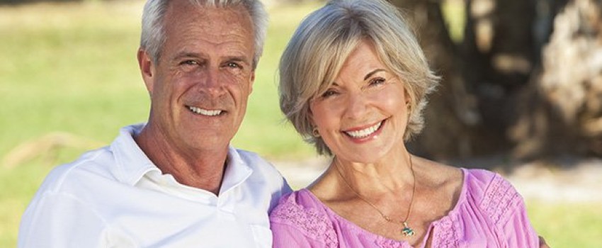 couple d'âge mûr serein après un regroupement de crédits