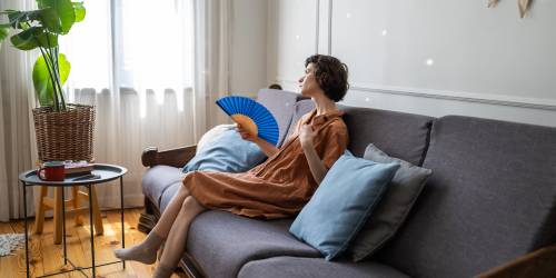 immo-logement-france-canicule-personne-éventail