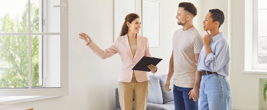 immo-logement-meublé-tourisme-2026-personnes-couple-visite