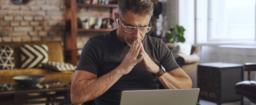 immo-logement-élection-présidentielle-personne-concentrée-ordinateur