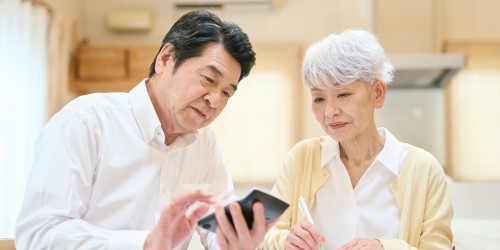 immo-placements-épargnes-juin-2026-personnes-calculatrice