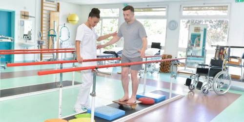 patient réapprenant à marcher après accident grave