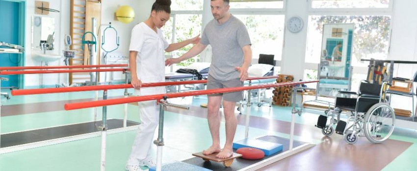 patient réapprenant à marcher après accident grave