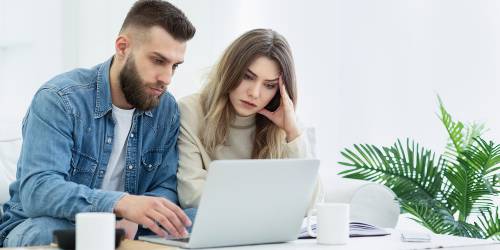 Jeune couple inquiet n'arrivant plus à rembourser son crédit