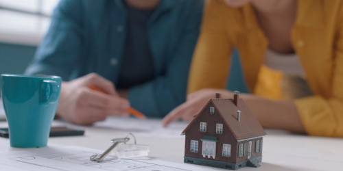 Jeune couple préparant son projet immobilier