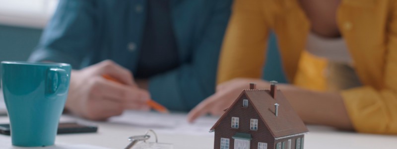 Jeune couple préparant son projet immobilier