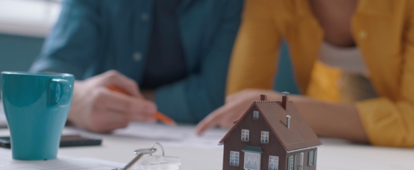 Jeune couple préparant son projet immobilier