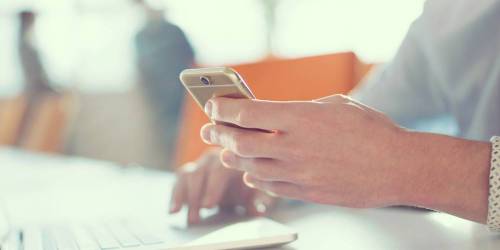 Jeune homme consultant son compte en ligne sur son smartphone