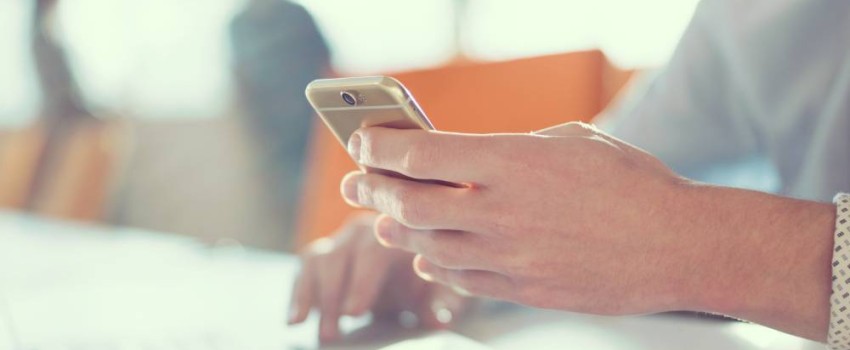 Jeune homme consultant son compte en ligne sur son smartphone