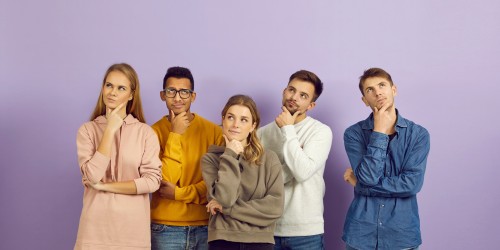 jeunes pensifs sur fond coloré