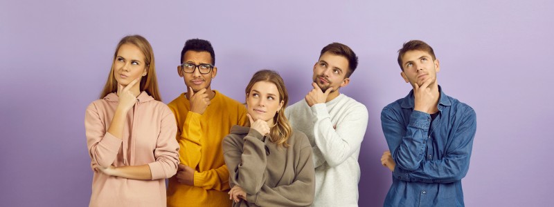 jeunes pensifs sur fond coloré