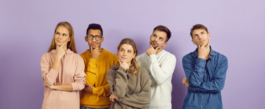 jeunes pensifs sur fond coloré